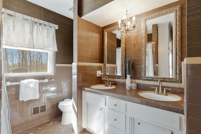 409 Cunniff Pkwy, Goodlettsville, TN 37072 - full bath featuring an inviting chandelier, toilet, a sink, and tile walls