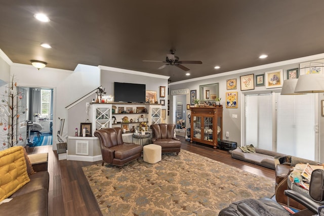 living room featuring dark wood-style flooring, baseboards, ornamental molding, recessed lighting, and a ceiling fan
