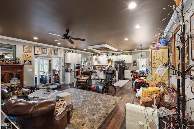 living area with dark wood-style floors, crown molding, ceiling fan, and recessed lighting
