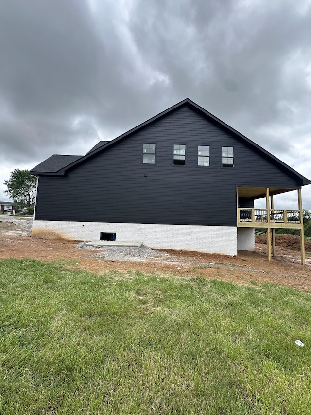 view of side of property featuring a lawn