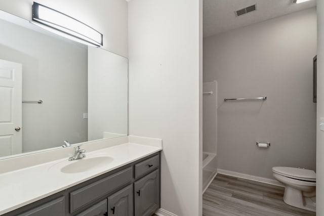 102 Highland Rdg, Hendersonville, TN 37075 - bathroom featuring visible vents, baseboards, toilet, wood finished floors, and vanity