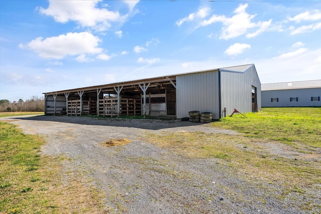 view of outdoor structure with an outbuilding
