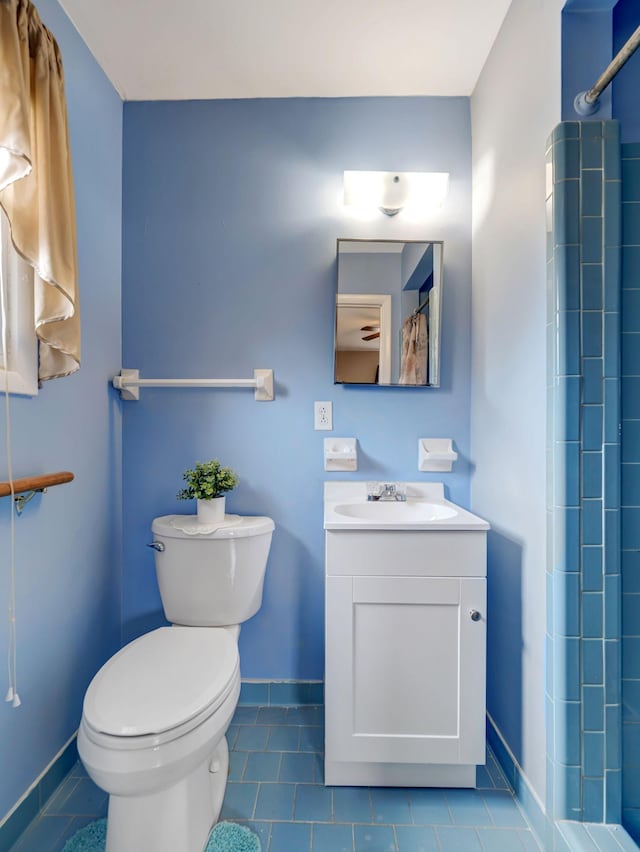 440 Appleton Dr, Clarksville, TN 37042 - bathroom featuring baseboards, toilet, vanity, and a shower with curtain