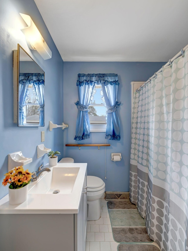 440 Appleton Dr, Clarksville, TN 37042 - full bath featuring a shower with curtain, tile patterned flooring, vanity, toilet, and baseboards