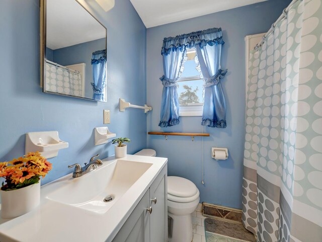 440 Appleton Dr, Clarksville, TN 37042 - full bath with baseboards, toilet, tile patterned floors, vanity, and a shower with curtain
