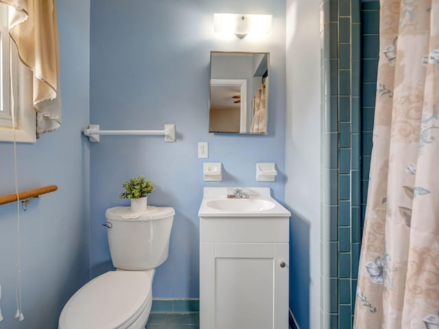 440 Appleton Dr, Clarksville, TN 37042 - full bathroom with baseboards, toilet, vanity, and a shower with curtain