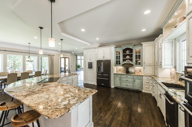817 Burton Point Rd, Mount Juliet, TN 37122 - kitchen featuring a breakfast bar, recessed lighting, tasteful backsplash, dark wood-style floors, and black appliances