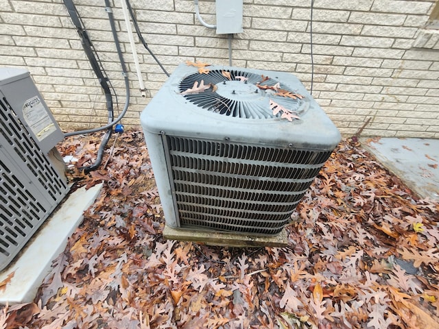 906 Edwards St, Madisonville, KY 42431 - details featuring central AC