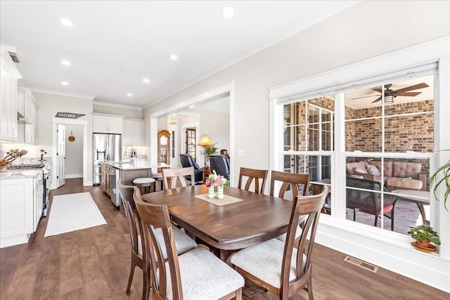 dining room with recessed lighting, ornamental molding, dark wood-style floors, visible vents, and a ceiling fan