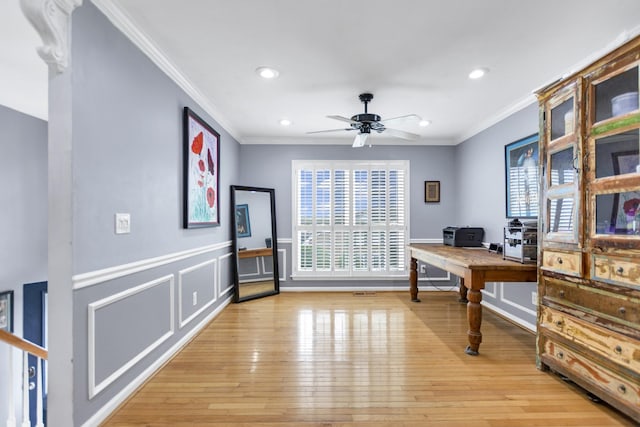 office area with light wood-style flooring, recessed lighting, crown molding, and ceiling fan
