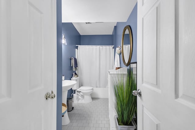 full bath featuring tile patterned floors, toilet, and shower / bath combo