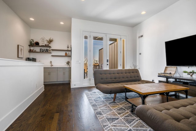 living area featuring recessed lighting, indoor wet bar, dark wood-style floors, and visible vents