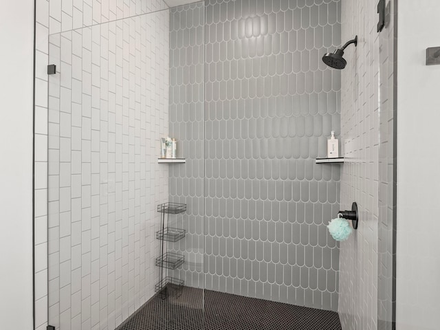 full bathroom featuring tiled shower