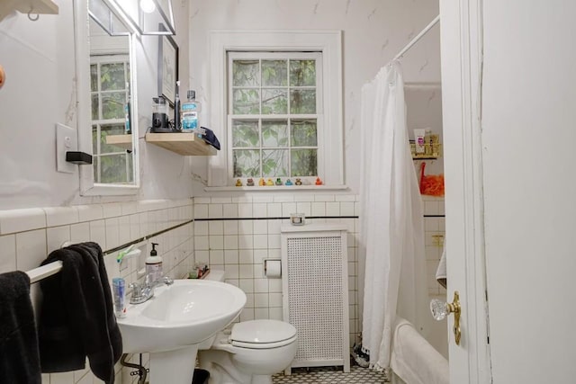 3524 W End Ave, Nashville, TN 37205 - full bathroom with radiator heating unit, toilet, plenty of natural light, and tile walls