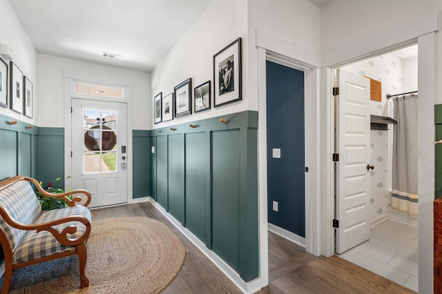 576 Nottingham Ave, Hendersonville, TN 37075 - interior space with a wainscoted wall, a decorative wall, visible vents, and wood finished floors