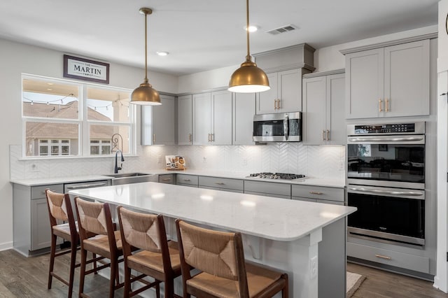 576 Nottingham Ave, Hendersonville, TN 37075 - kitchen with visible vents, stainless steel appliances, a kitchen island, a sink, and gray cabinets