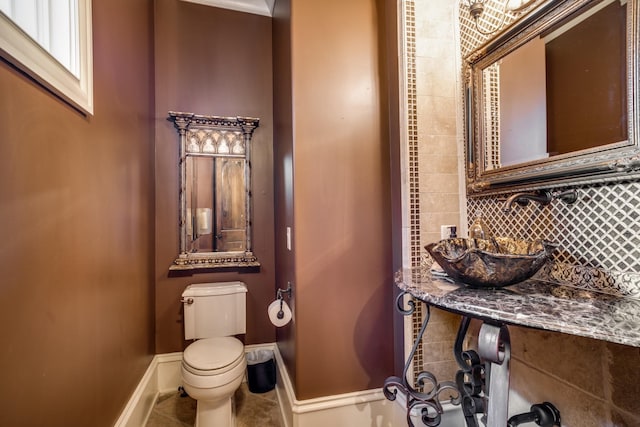 947 Tyne Blvd, Nashville, TN 37220 - bathroom with baseboards, backsplash, toilet, and a sink