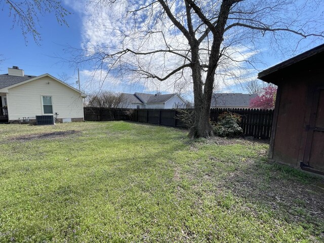 1222 Marla Dr, Clarksville, TN 37042 - view of yard featuring central air condition unit