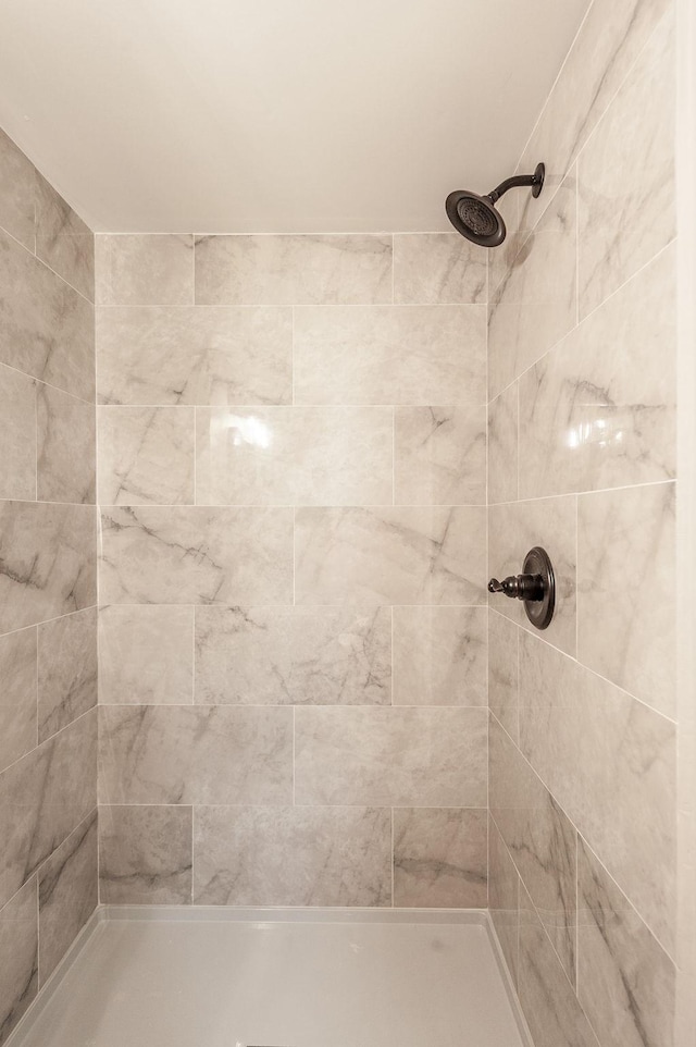 full bathroom featuring a tile shower
