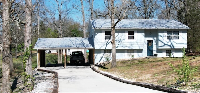 view of front of property with driveway, an attached carport, and a front yard