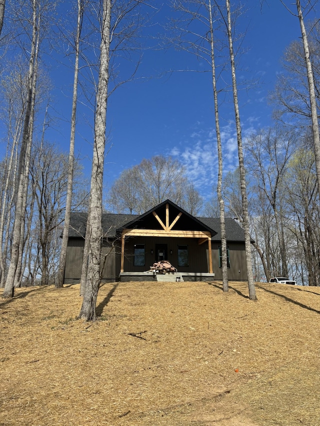 view of front of property with roof with shingles