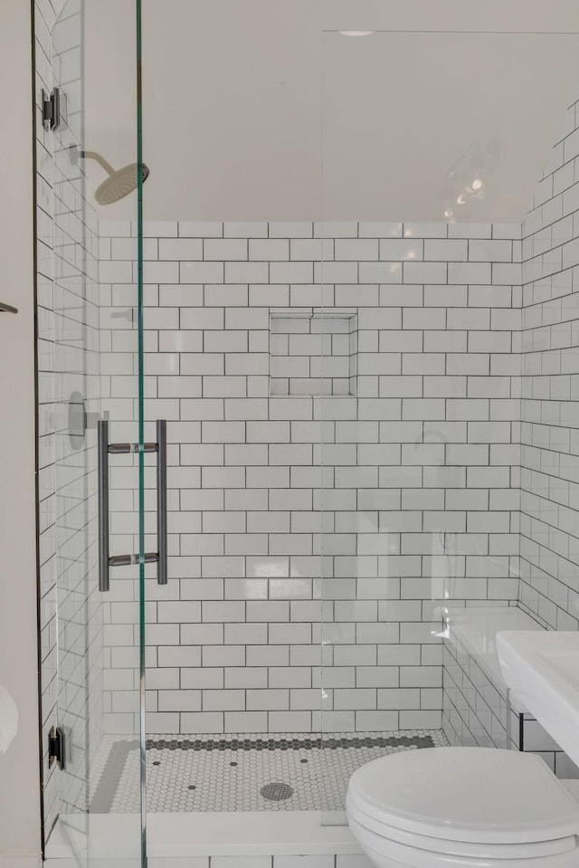 1237 Temple Ridge Dr, Nashville, TN 37221 - full bathroom with a shower stall and toilet