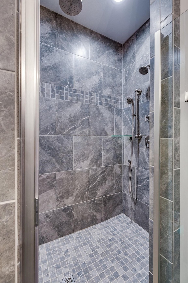 full bathroom featuring tiled shower