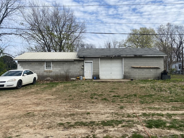 303 Randell Dr, Clarksville, TN 37042 - exterior space with dirt driveway