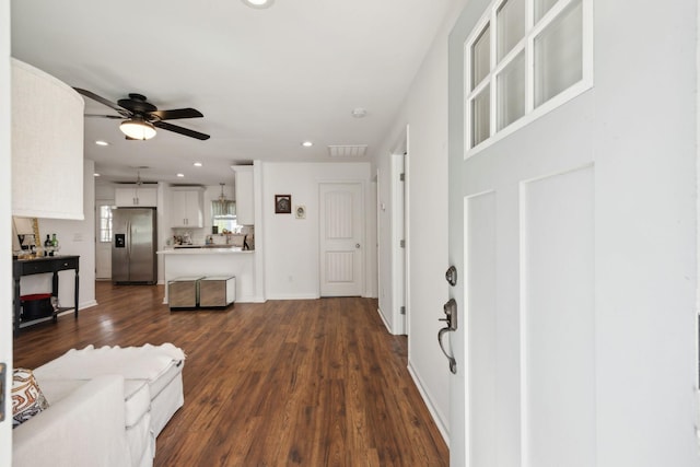 living area with ceiling fan, recessed lighting, dark wood-style floors, and baseboards
