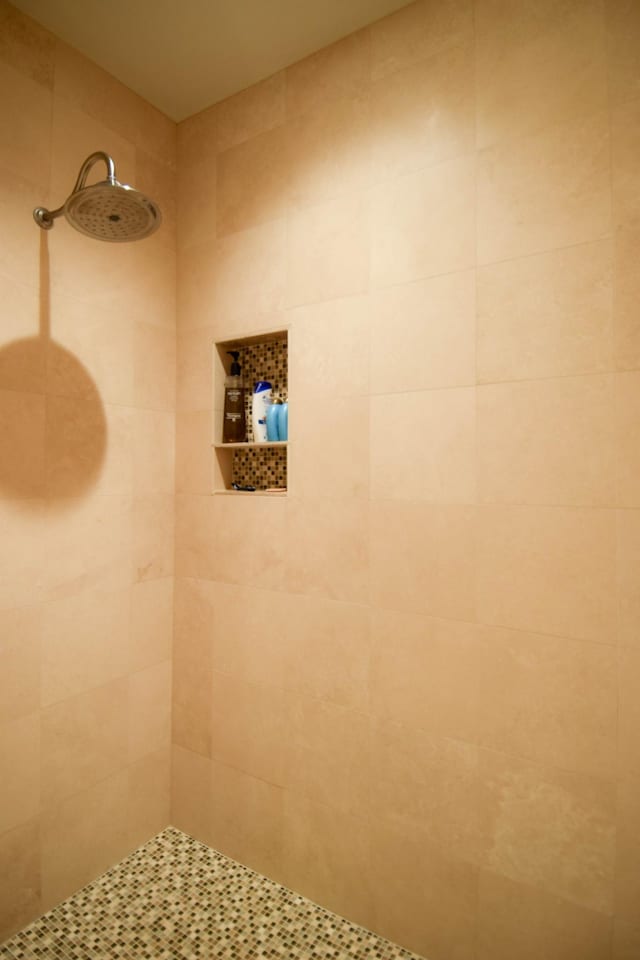 1395 Rozella Way, Gallatin, TN 37066 - bathroom featuring a tile shower