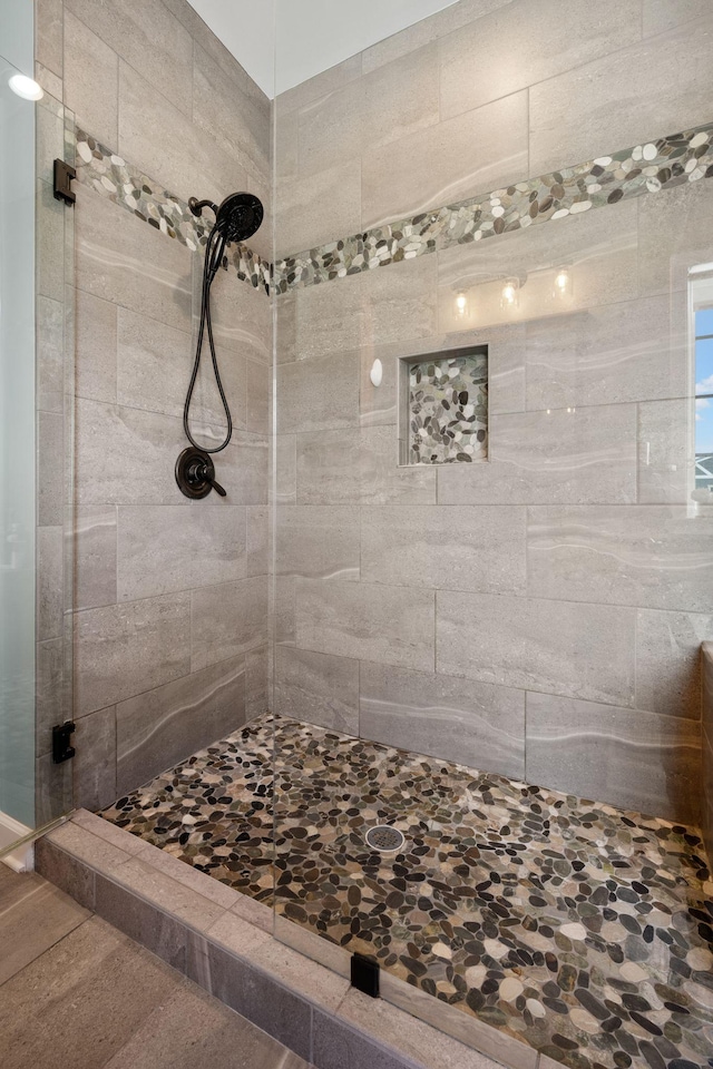 full bathroom featuring a tile shower