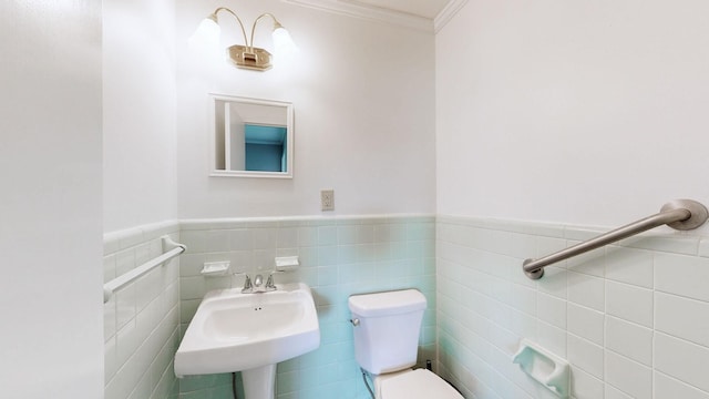 411 Whaley St, Smithville, TN 37166 - bathroom with toilet, a sink, a wainscoted wall, crown molding, and tile walls