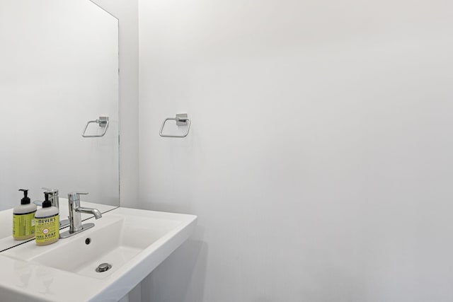 bathroom featuring a sink