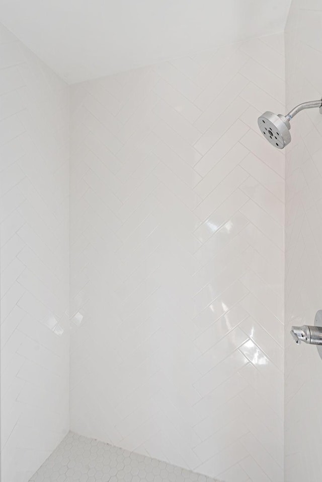 bathroom featuring tiled shower