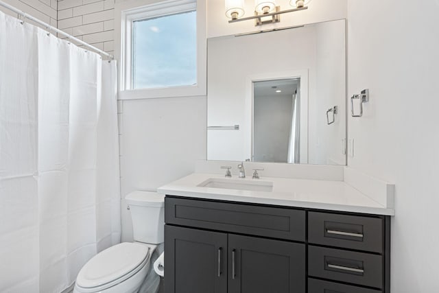 full bath with curtained shower, toilet, and vanity