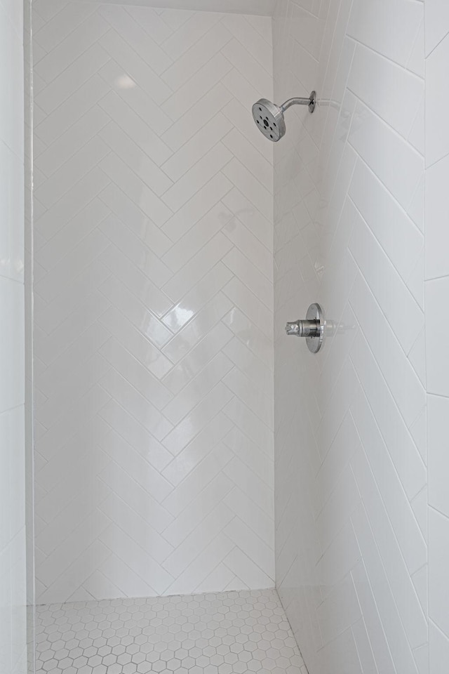 full bathroom featuring tiled shower