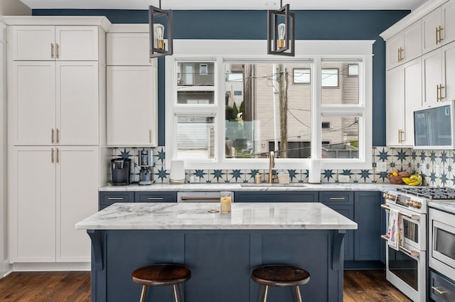 3118 Trevor St, Nashville, TN 37209 - kitchen featuring a kitchen bar, tasteful backsplash, a sink, and double oven range