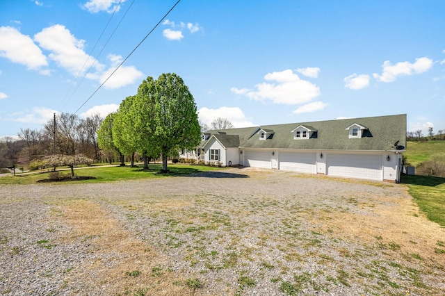 view of yard with driveway