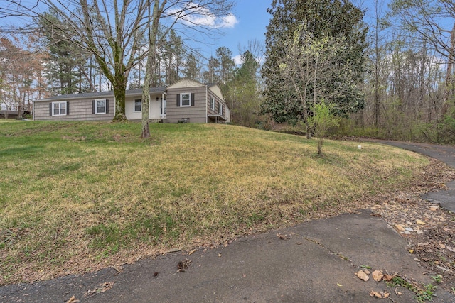 view of front facade with a front lawn