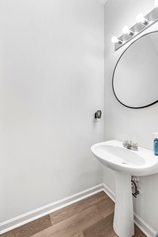 284 Meigs Dr Unit C21, Murfreesboro, TN 37128 - bathroom featuring baseboards and wood finished floors