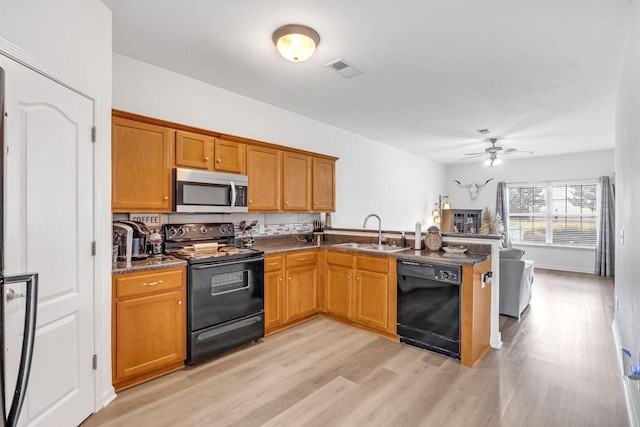 284 Meigs Dr Unit C21, Murfreesboro, TN 37128 - kitchen featuring visible vents, a sink, a peninsula, black appliances, and light wood-style flooring