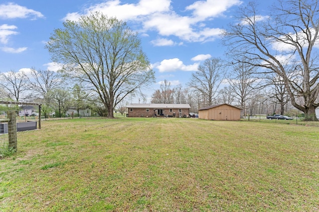 view of yard with an outbuilding