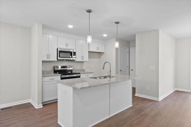 839 Cumberland Dr, Clarksville, TN 37040 - kitchen with visible vents, a sink, dark wood-style flooring, and appliances with stainless steel finishes