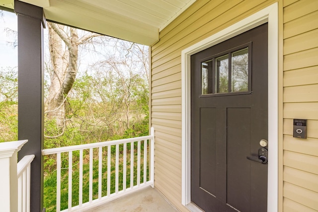 property entrance featuring a balcony