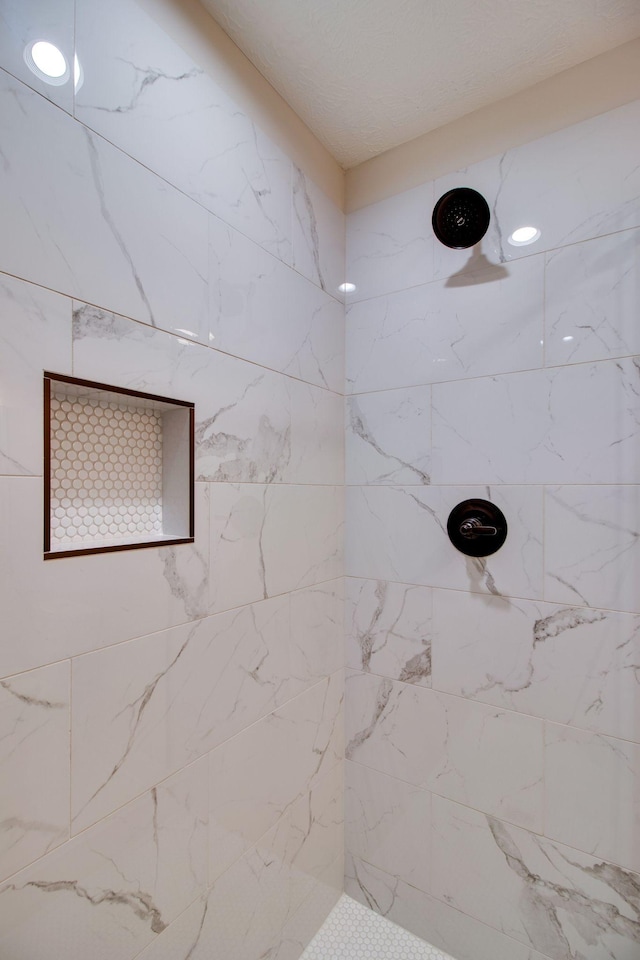 full bathroom featuring a tile shower