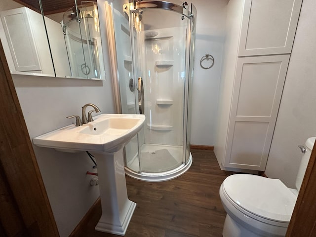 764 Cedar Hill Rd, Celina, TN 38551 - full bathroom featuring toilet, a stall shower, wood finished floors, and baseboards
