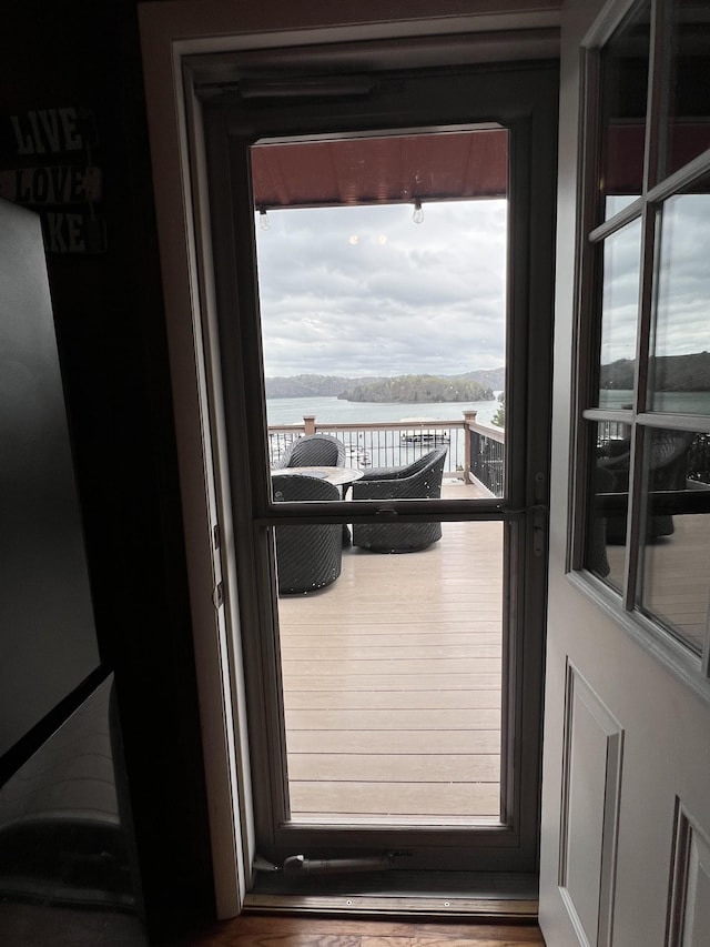 764 Cedar Hill Rd, Celina, TN 38551 - entryway featuring a water view