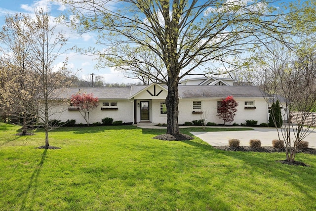view of front facade with driveway and a front yard