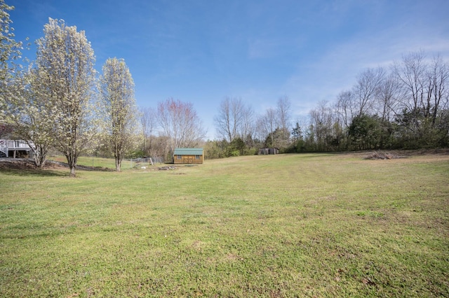 view of yard with an outbuilding