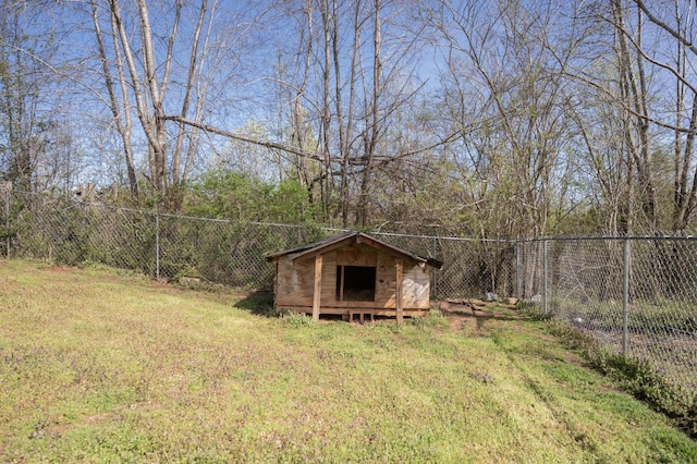 view of yard featuring an outdoor structure, a storage unit, and fence